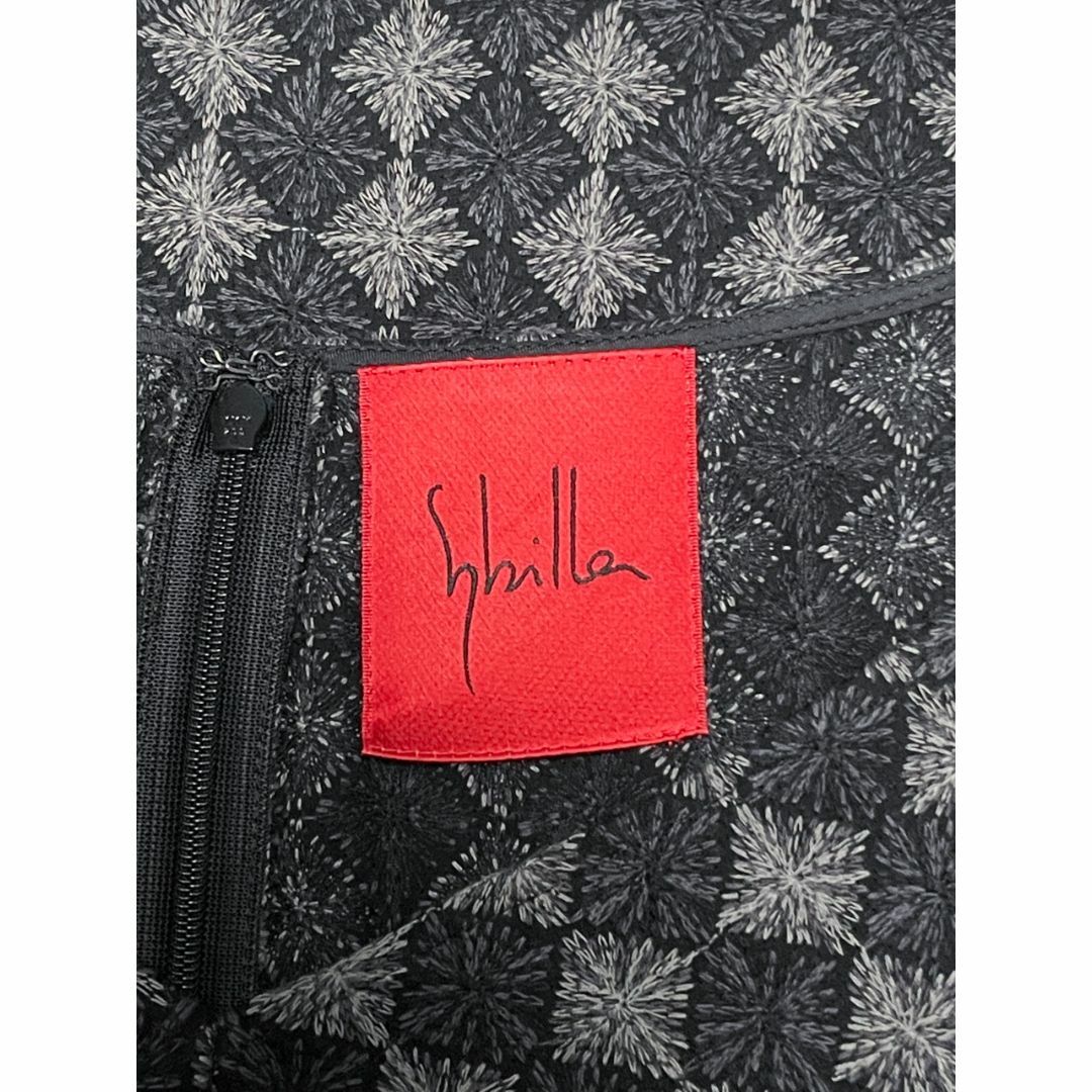 Sybilla(シビラ)の新品 Sybilla シビラ ホコモモラ 柄物刺繍ワンピース ブラック×グレー レディースのワンピース(ひざ丈ワンピース)の商品写真