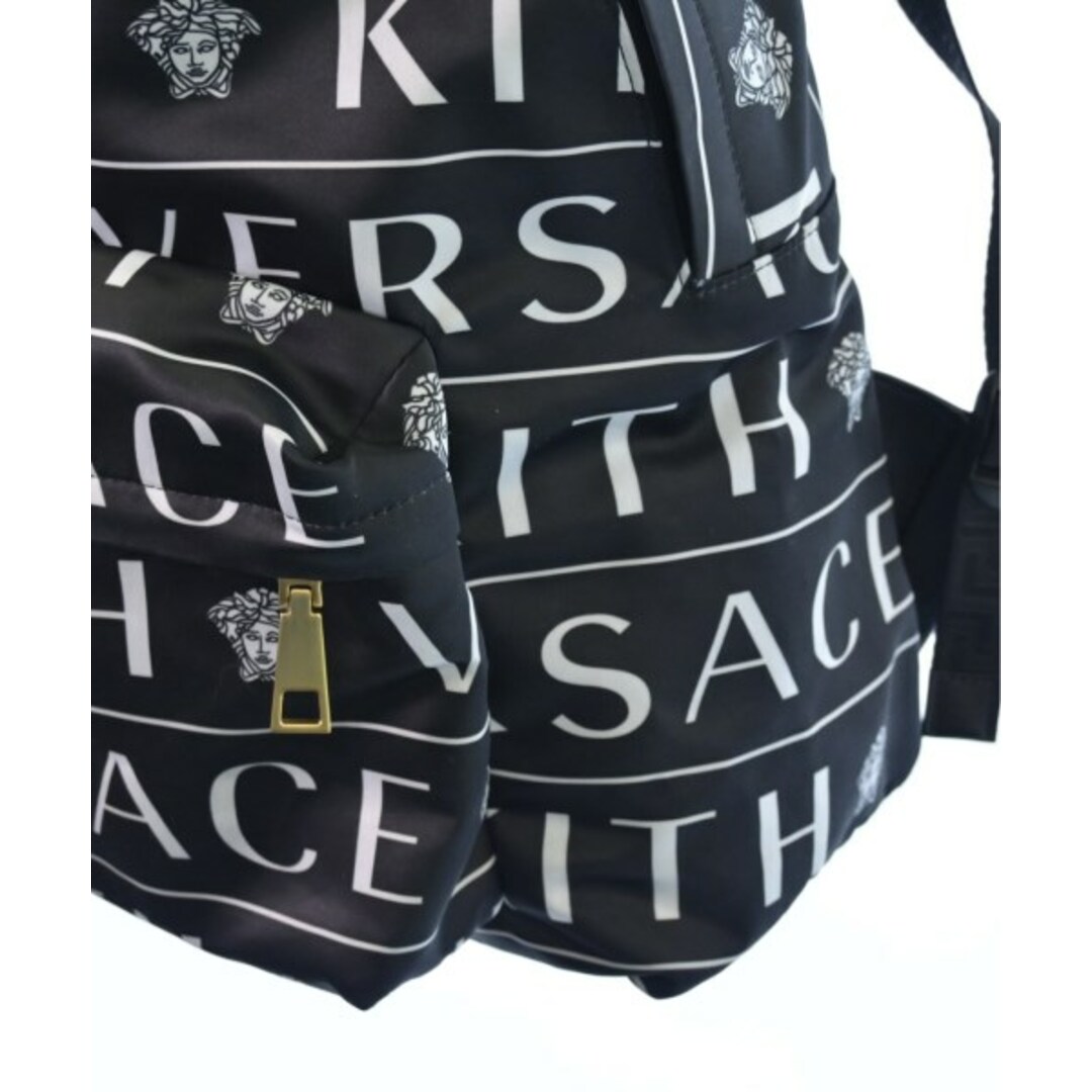 VERSACE(ヴェルサーチ)のVERSACE ヴェルサーチ バックパック・リュック - 黒x白(総柄) 【古着】【中古】 メンズのバッグ(バッグパック/リュック)の商品写真