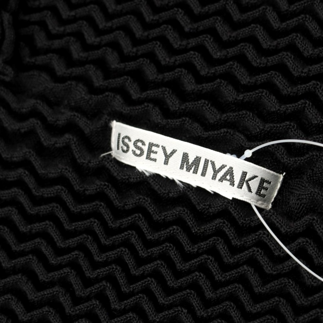 ISSEY MIYAKE(イッセイミヤケ)の【中古】イッセイミヤケ ISSEY MIYAKE 2023年秋冬 カーディガン ブラック【サイズ表記なし（L位）】【レディース】 レディースのトップス(カーディガン)の商品写真