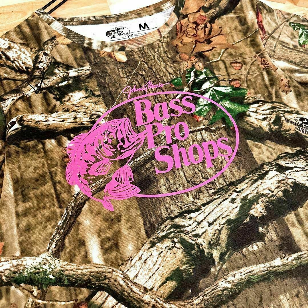 【バスプロショップス】迷彩 枯れ木柄 ロゴ 半袖Tシャツ M カーキ×ピンク スポーツ/アウトドアのフィッシング(ウエア)の商品写真