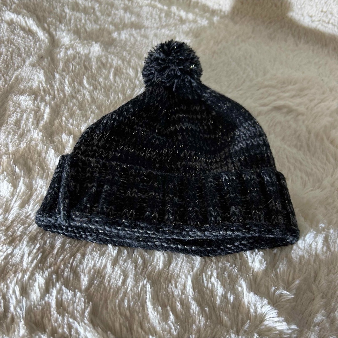 クレッズ　ニット帽　ビーニー　濃いめグレー　ラメ糸 レディースの帽子(ニット帽/ビーニー)の商品写真