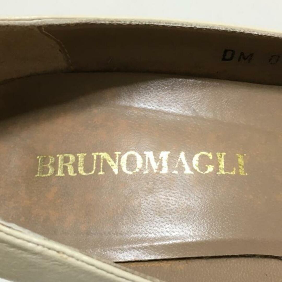 BRUNOMAGLI(ブルーノマリ)のBRUNOMAGLI(ブルーノマリ) パンプス 36 レディース - アイボリー×ゴールド アウトソール張替済 レザー×金属素材 レディースの靴/シューズ(ハイヒール/パンプス)の商品写真