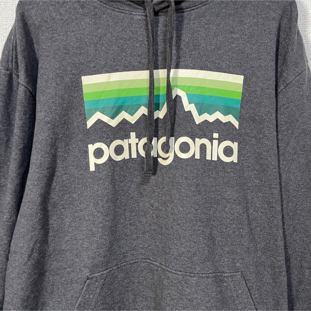 patagonia(パタゴニア)の【パタゴニア】パーカー　デカロゴ　ビッグロゴ　ダークグレー　ビッグプリントF6 メンズのトップス(パーカー)の商品写真