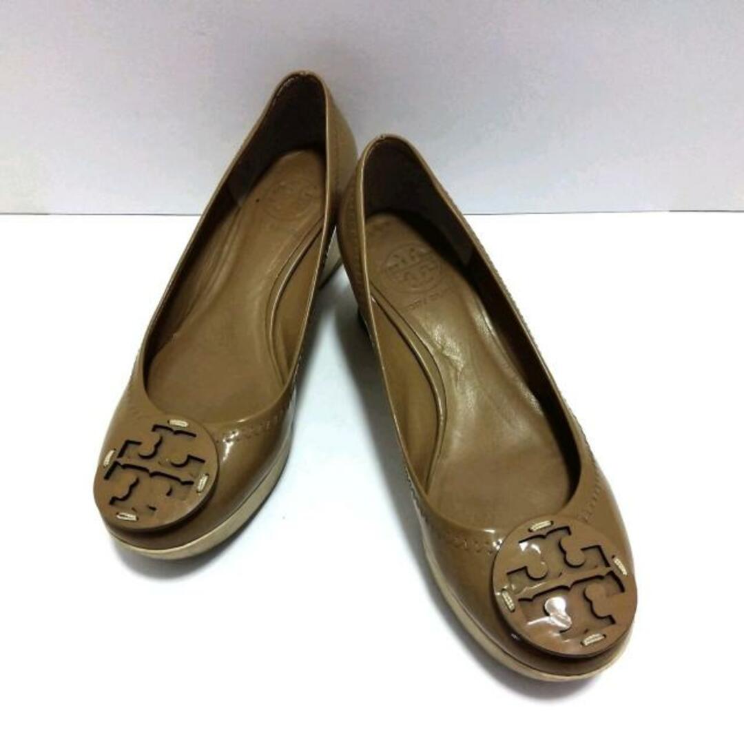 Tory Burch(トリーバーチ)のTORY BURCH(トリーバーチ) パンプス レディース - ブラウン ウェッジソール エナメル（レザー） レディースの靴/シューズ(ハイヒール/パンプス)の商品写真