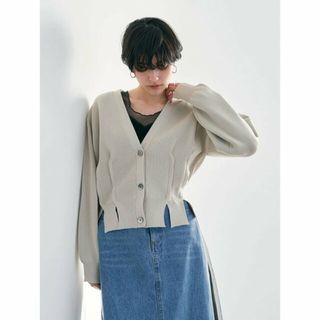 イェッカヴェッカ(YECCA VECCA)の【ライトベージュ】タックスリットVネックカーディガン/24SS(カーディガン)