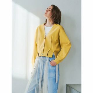 イェッカヴェッカ(YECCA VECCA)の【イエロー】タックスリットVネックカーディガン/24SS(カーディガン)