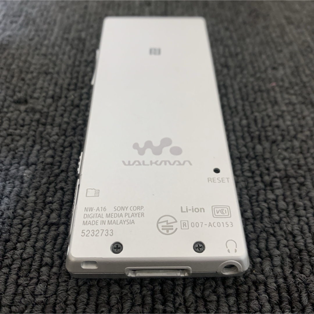 WALKMAN(ウォークマン)の美品 SONY WALKMAN NW-A16 32GB シルバー スマホ/家電/カメラのオーディオ機器(ポータブルプレーヤー)の商品写真