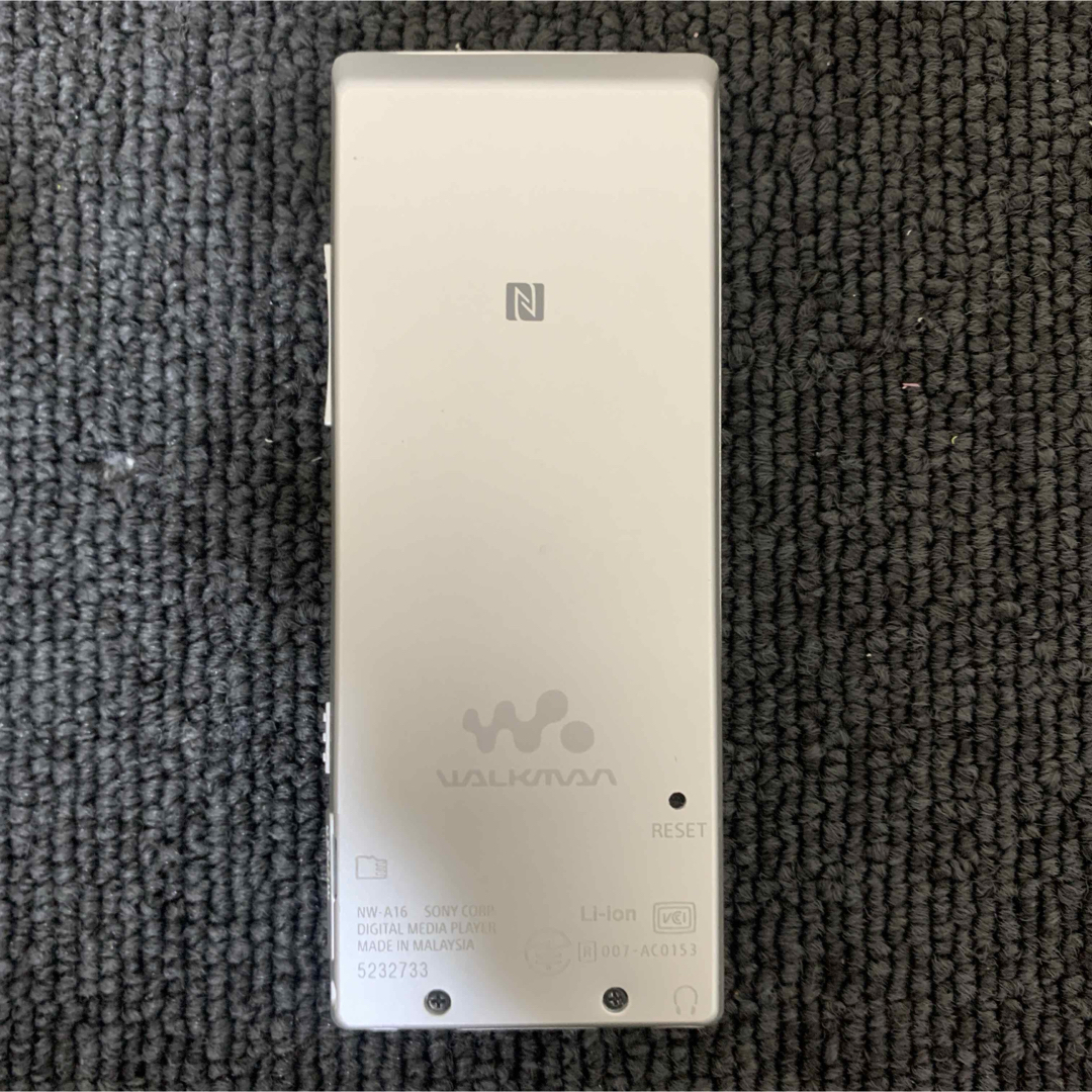 WALKMAN(ウォークマン)の美品 SONY WALKMAN NW-A16 32GB シルバー スマホ/家電/カメラのオーディオ機器(ポータブルプレーヤー)の商品写真