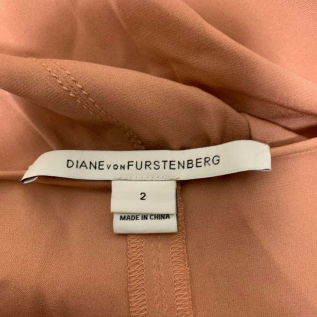 DIANE von FURSTENBERG(ダイアンフォンファステンバーグ)のDIANE VON FURSTENBERG(DVF)(ダイアン・フォン・ファステンバーグ) ノースリーブカットソー サイズ2 S レディース美品  - ピンクベージュ Vネック/シルク/フリル レディースのトップス(カットソー(半袖/袖なし))の商品写真