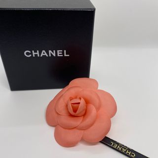 シャネル(CHANEL)の［正規品］CHANEL カメリア コサージュ　ピンク系(ブローチ/コサージュ)