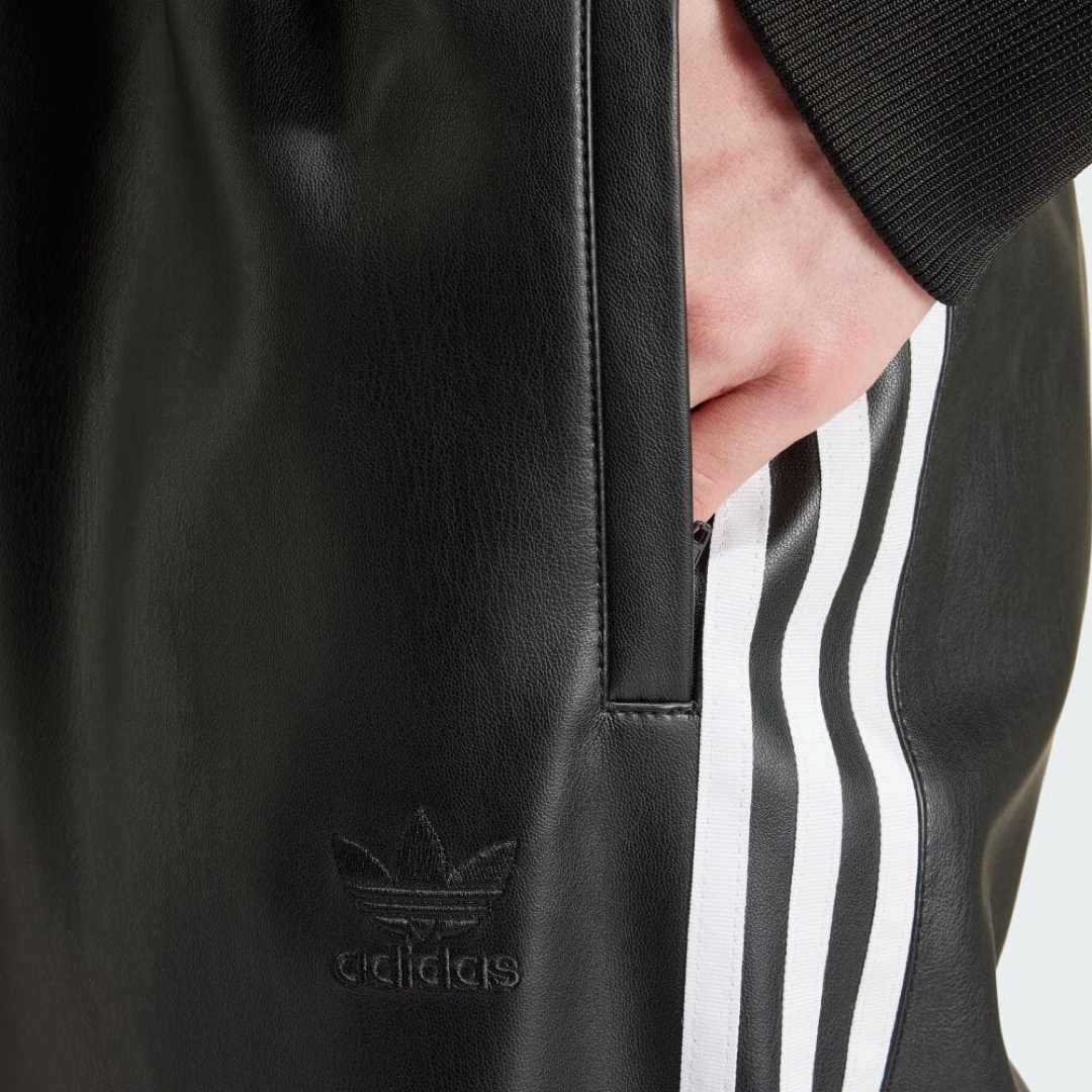 Originals（adidas）(オリジナルス)の2XLブラック新品adidasフェイクレザー人気ファイヤーバード トラックパンツ メンズのパンツ(その他)の商品写真