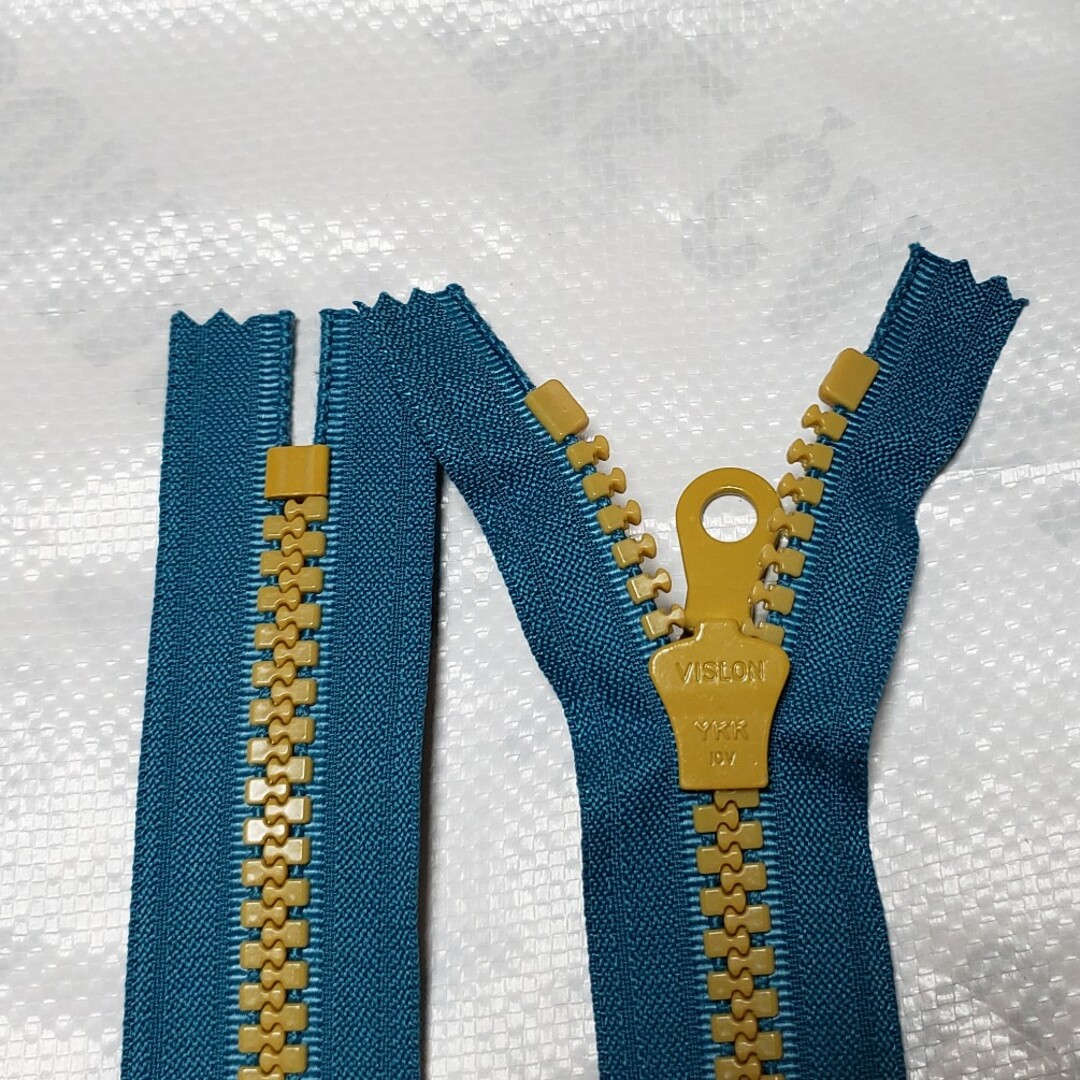 YKK(ワイケーケー)の７'新品　ハンドメイド用　バイカラーのファスナー　約４０cm ハンドメイドの素材/材料(各種パーツ)の商品写真