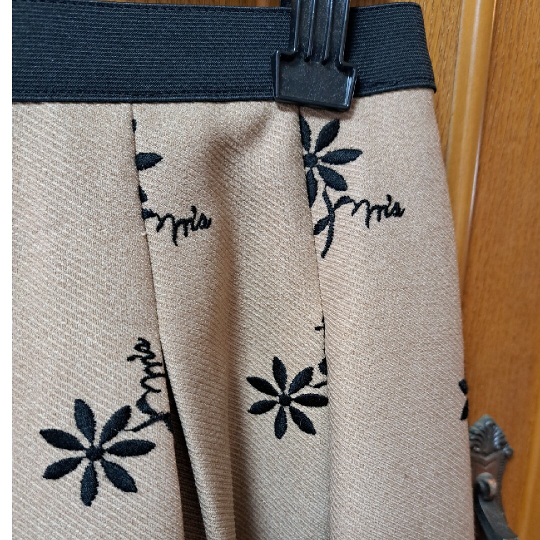 M'S GRACY(エムズグレイシー)のクローバー様専用　2023年　エムズグレイシー　お花スカート　タグあり レディースのスカート(ひざ丈スカート)の商品写真