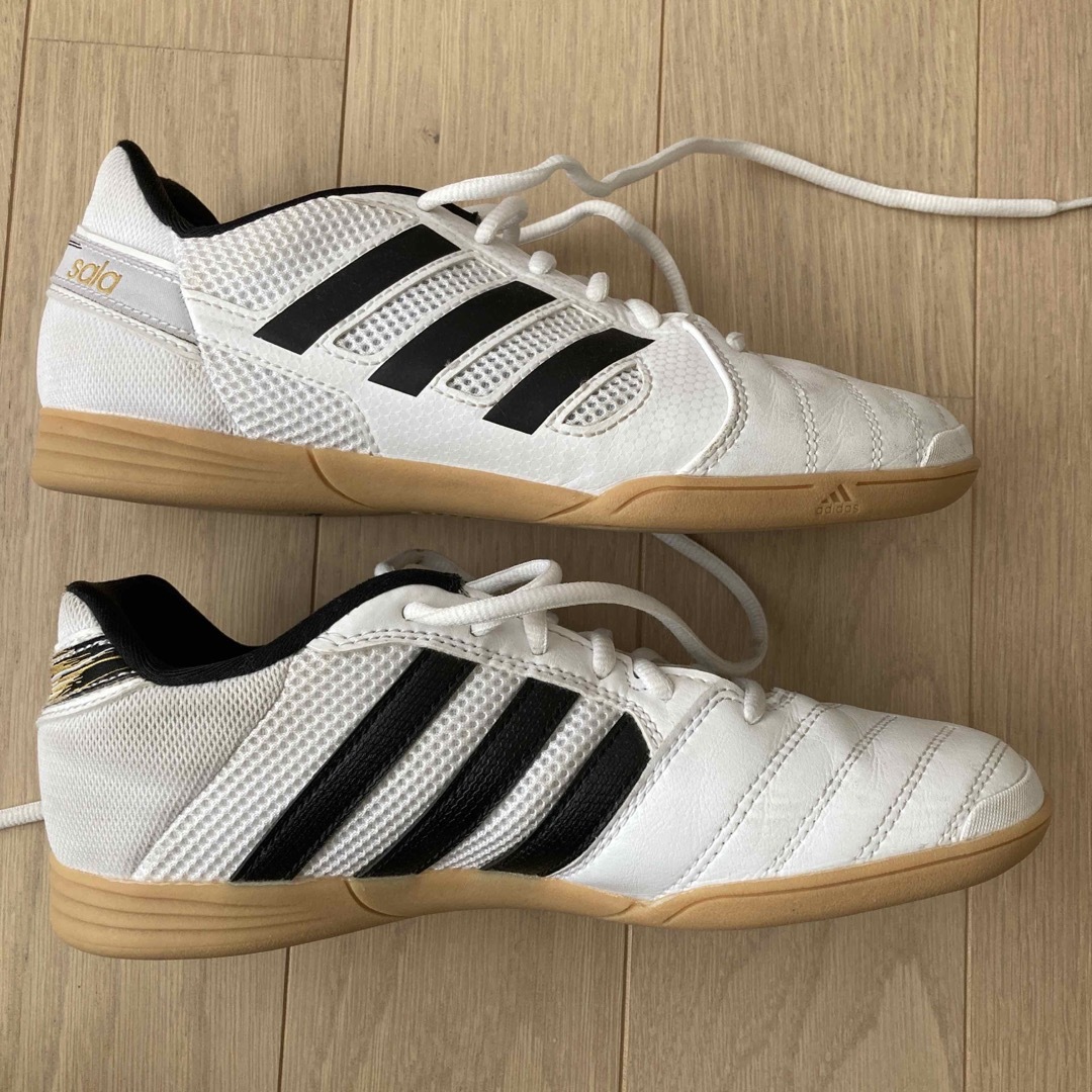 adidas(アディダス)のシューズ　24㎝ スポーツ/アウトドアのサッカー/フットサル(シューズ)の商品写真