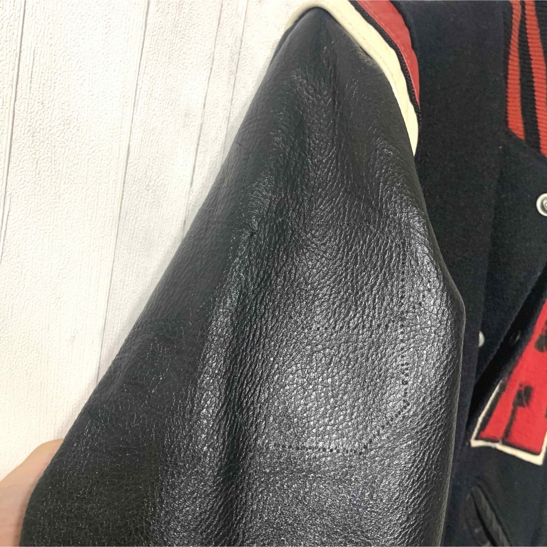 80s ビンテージ スタジャン ブラック 袖レザー レタリング レッド ホワイト メンズのジャケット/アウター(スタジャン)の商品写真