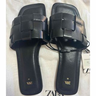 ザラ(ZARA)のZARA フラットレザースライドサンダル　新品　39(サンダル)