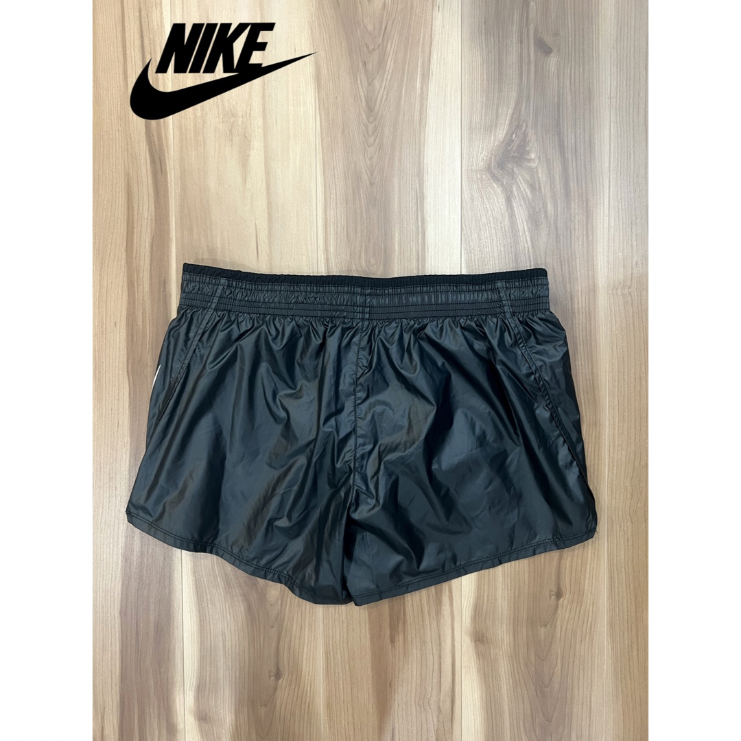 NIKE(ナイキ)の【新品】NIKE ナイキ　スウォッシュ　ランニングショートパンツ 黒 L スポーツ/アウトドアのランニング(ウェア)の商品写真