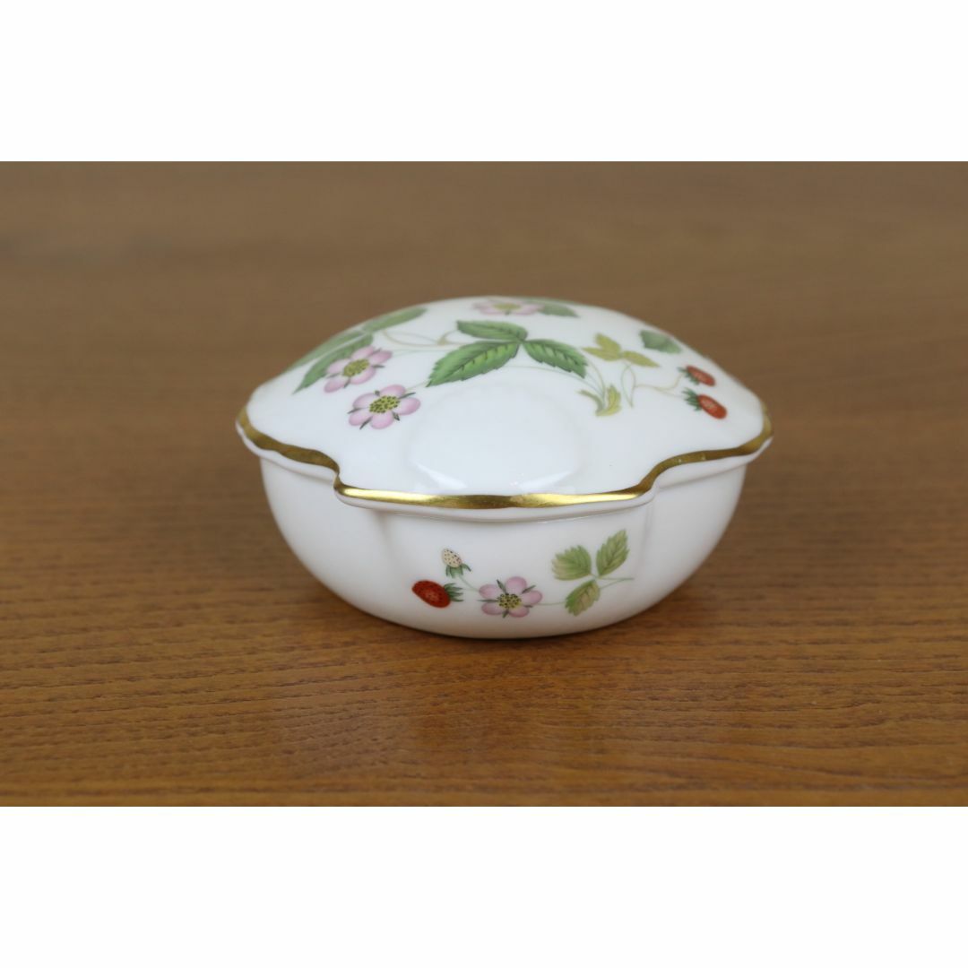 WEDGWOOD(ウェッジウッド)のウェッジウッド　ワイルドストロベリー　小物入れ　蓋付き　シェル型　貝殻　ケース　 インテリア/住まい/日用品のインテリア小物(小物入れ)の商品写真