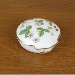 ウェッジウッド(WEDGWOOD)のウェッジウッド　ワイルドストロベリー　小物入れ　蓋付き　シェル型　貝殻　ケース　(小物入れ)