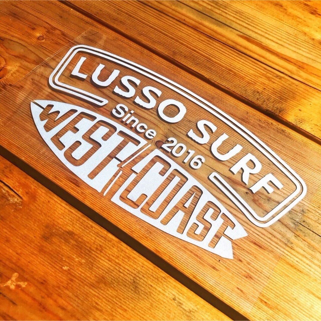 Ron Herman(ロンハーマン)の正規品☆LUSSO SURF 防水ステッカー　ホワイト　白 スポーツ/アウトドアのスポーツ/アウトドア その他(サーフィン)の商品写真