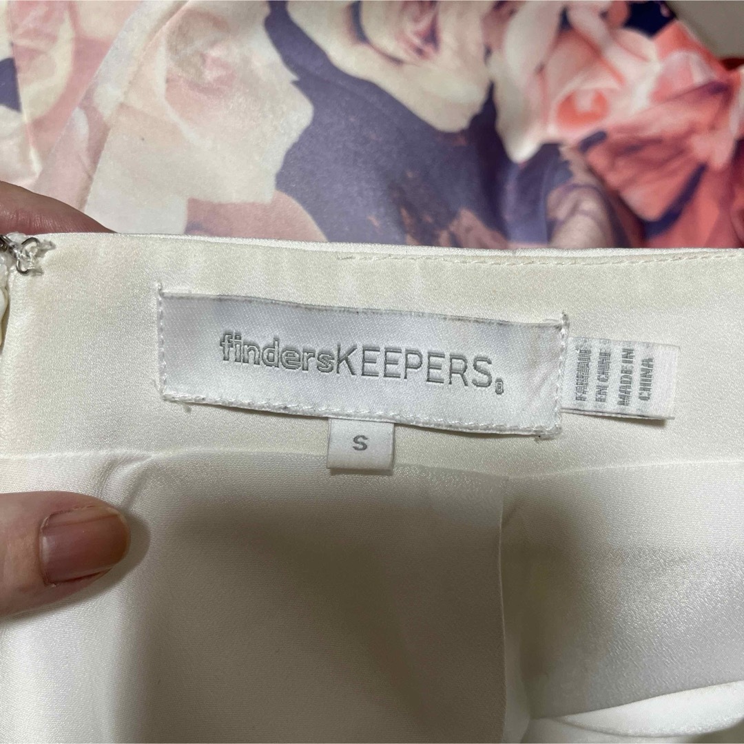 FINDERS KEEPERS(フィンダーズキーパーズ)のバラ柄　スカート レディースのスカート(ひざ丈スカート)の商品写真