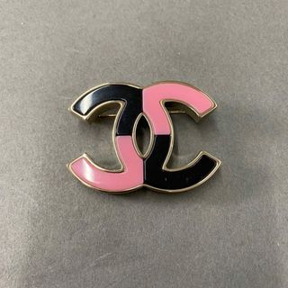 シャネル(CHANEL)のb14-1 CHANEL シャネル B23C ブローチ ココマーク バイカラー ブラック ピンク アクセサリー 小物(ブローチ/コサージュ)