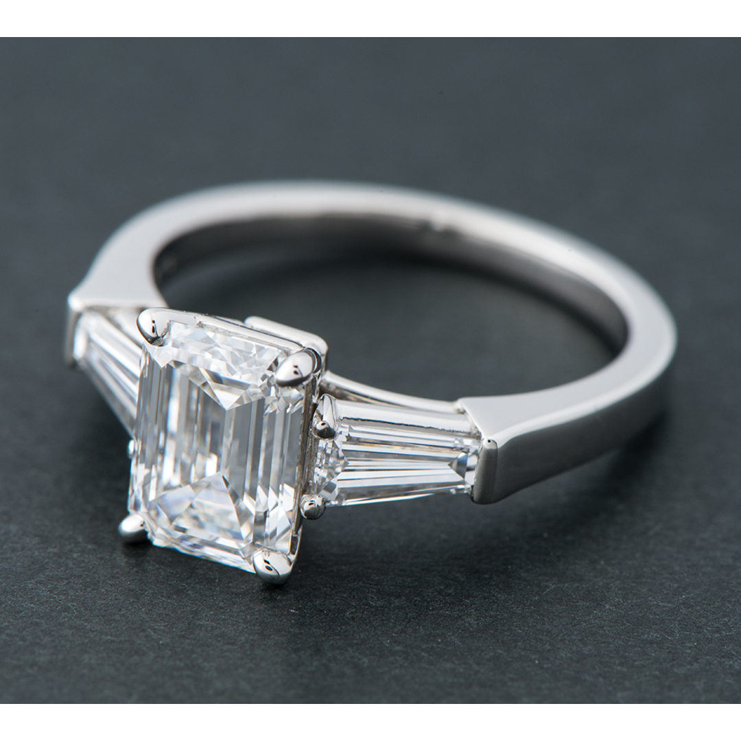 サバース エメラルドカット  ダイヤモンド 1.56 リング・指輪 レディースのアクセサリー(リング(指輪))の商品写真