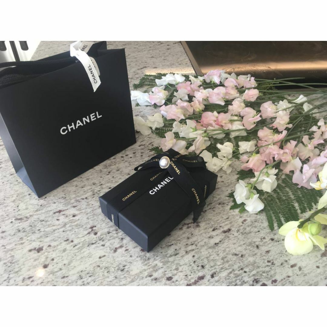 CHANEL(シャネル)の★CHANEL★ソフトケース・空箱・ショップ袋セット★パール・黒リボン付★送料込 レディースのファッション小物(その他)の商品写真