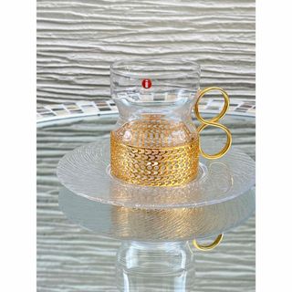 イッタラ(iittala)の【①イッタラ Tsaikka ツァイッカ　ゴールド　ソーサー付き】(グラス/カップ)