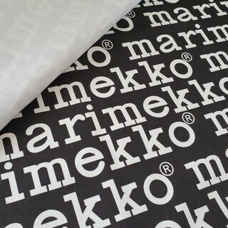 マリメッコ(marimekko)のキャンバス生地　帆布　マリメッコ風　ロゴ柄　ブラック地　145×50㎝(生地/糸)