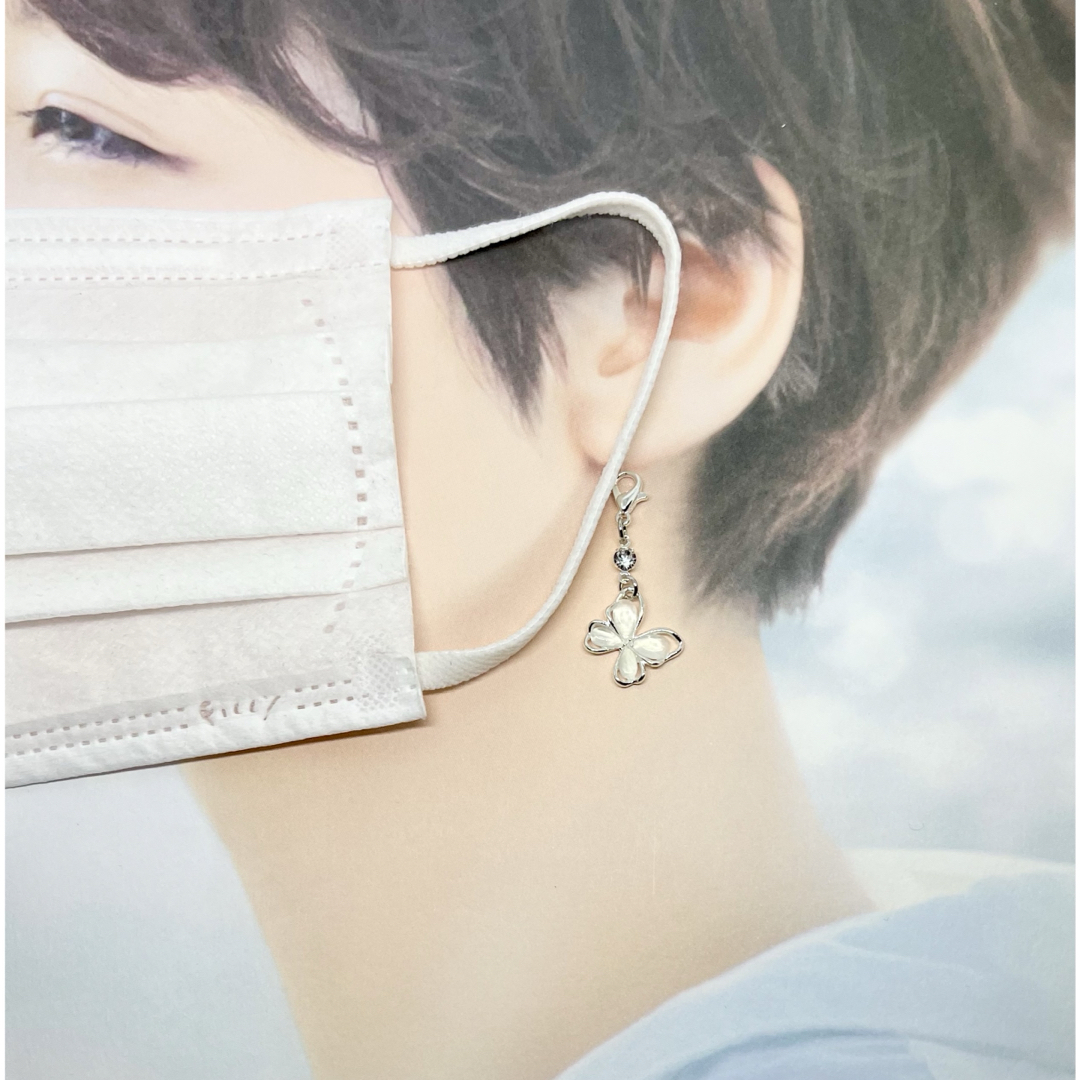 【001】 マスクチャーム 1ペア ホワイトシルバー 蝶 ハンドメイドのアクセサリー(チャーム)の商品写真