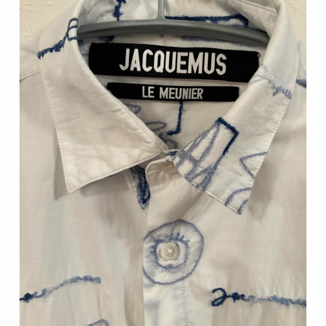 J.W.ANDERSON(ジェイダブリューアンダーソン)のjacquemus ジャックムス 刺繍 ステッチ コットンシャツ メンズのトップス(シャツ)の商品写真