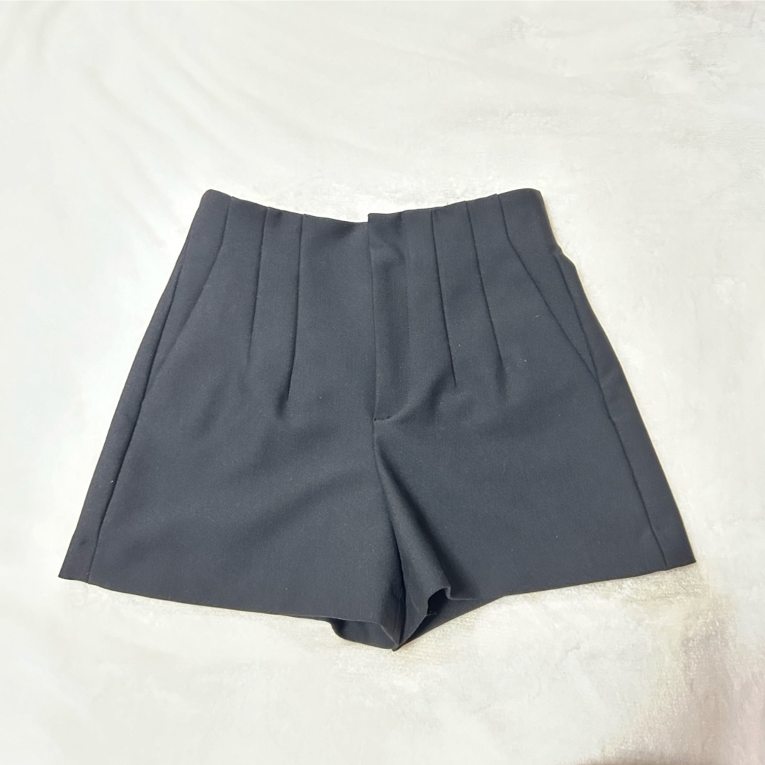 ZARA(ザラ)のZARA ハイウエスト　タック　ショートパンツ　 レディースのパンツ(ショートパンツ)の商品写真