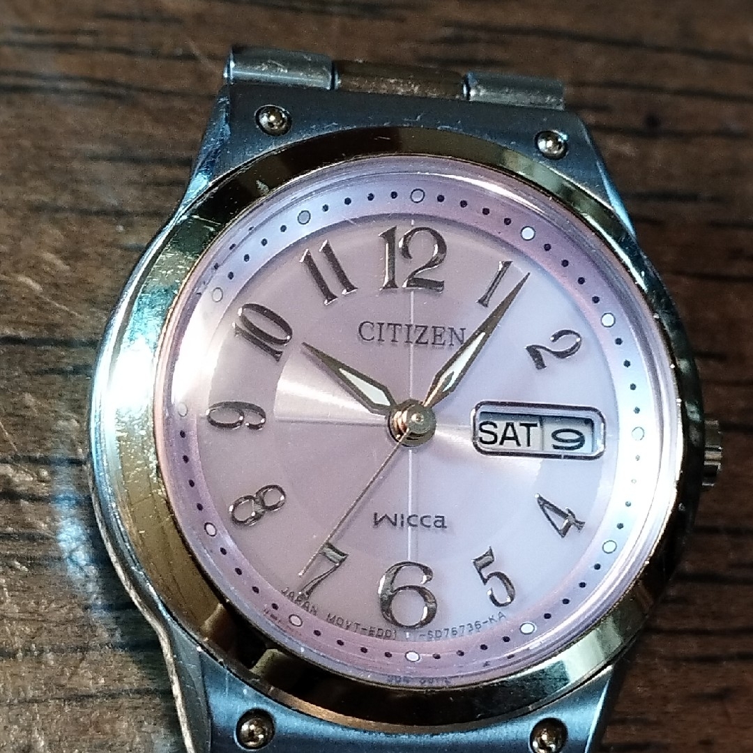 CITIZEN(シチズン)のAD31　シチズン・ウィッカ　ソーラー時計　稼働品　曜日・日付つき レディースのファッション小物(腕時計)の商品写真