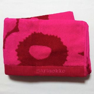 マリメッコ(marimekko)のマリメッコ ウニッコ バスタオル 濃ピンク marimekko unikko新品(タオル/バス用品)