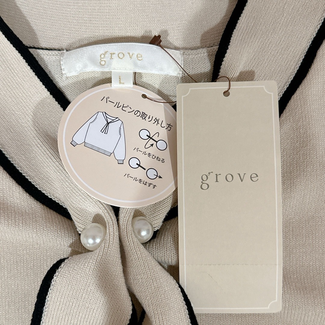 grove(グローブ)のgrove ワールド　ベージュ バイカラー ボウタイニット　トップス　パール レディースのトップス(ニット/セーター)の商品写真