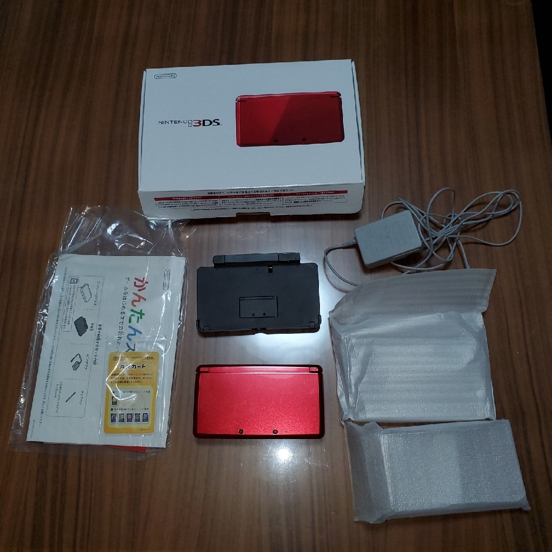 ニンテンドー3DS(ニンテンドー3DS)の(中古品)任天堂　3DS　レッド　フルセット エンタメ/ホビーのゲームソフト/ゲーム機本体(家庭用ゲーム機本体)の商品写真