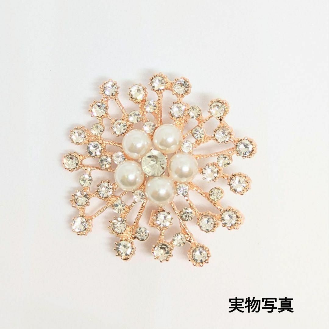 上品 ブローチ ゴールド パール ビジュー 花 ラインストーン 入学式 卒業式 レディースのアクセサリー(ブローチ/コサージュ)の商品写真