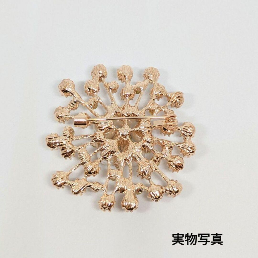 上品 ブローチ ゴールド パール ビジュー 花 ラインストーン 入学式 卒業式 レディースのアクセサリー(ブローチ/コサージュ)の商品写真