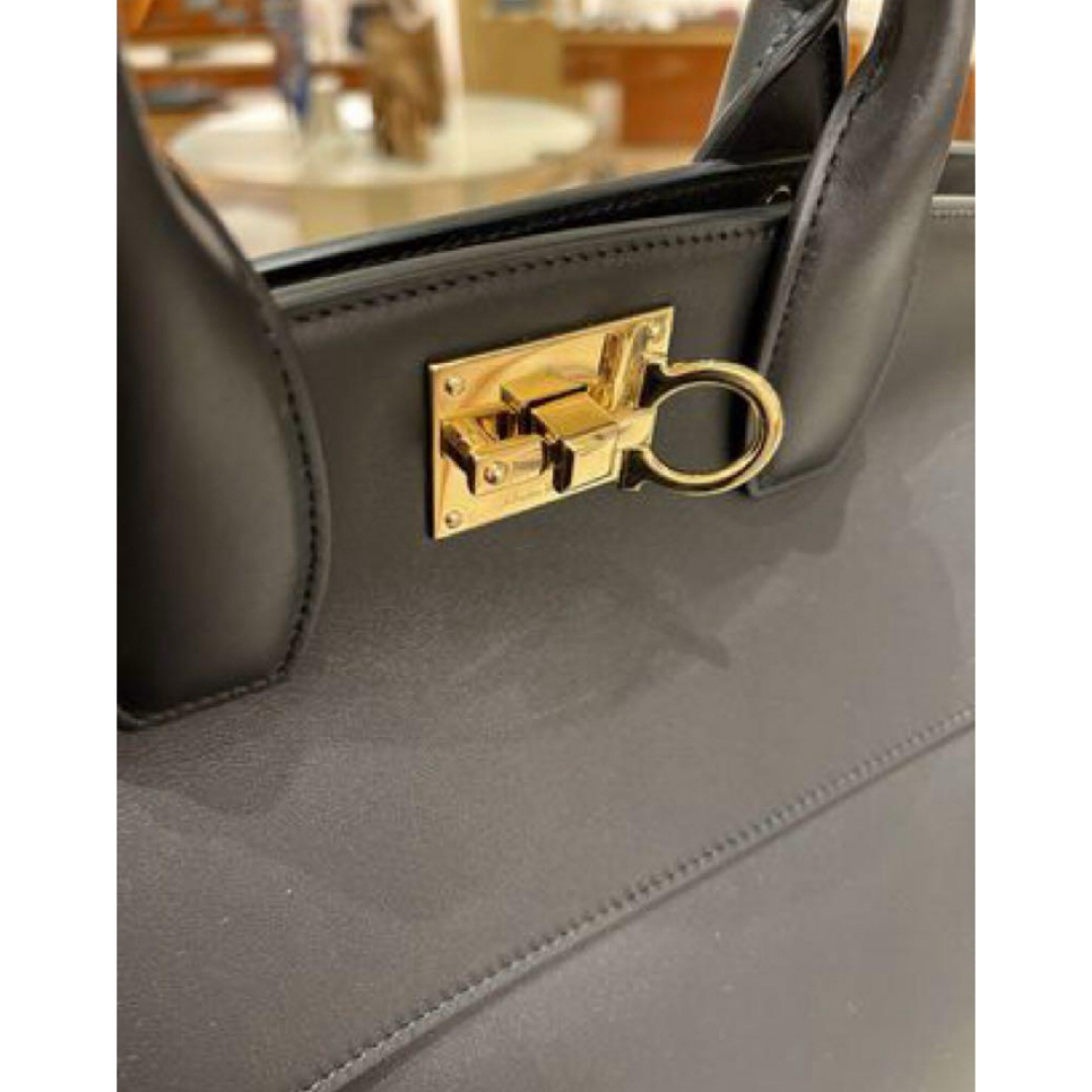 Salvatore Ferragamo(サルヴァトーレフェラガモ)のフェラガモ studiobag ミディアム　ブラック レディースのバッグ(ハンドバッグ)の商品写真