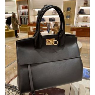 サルヴァトーレフェラガモ(Salvatore Ferragamo)のフェラガモ studiobag ミディアム　ブラック(ハンドバッグ)