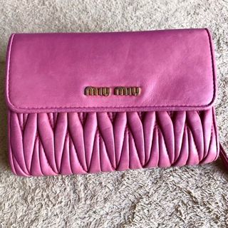 ミュウミュウ(miumiu)のmiumiu   折り財布  二つ折り(財布)