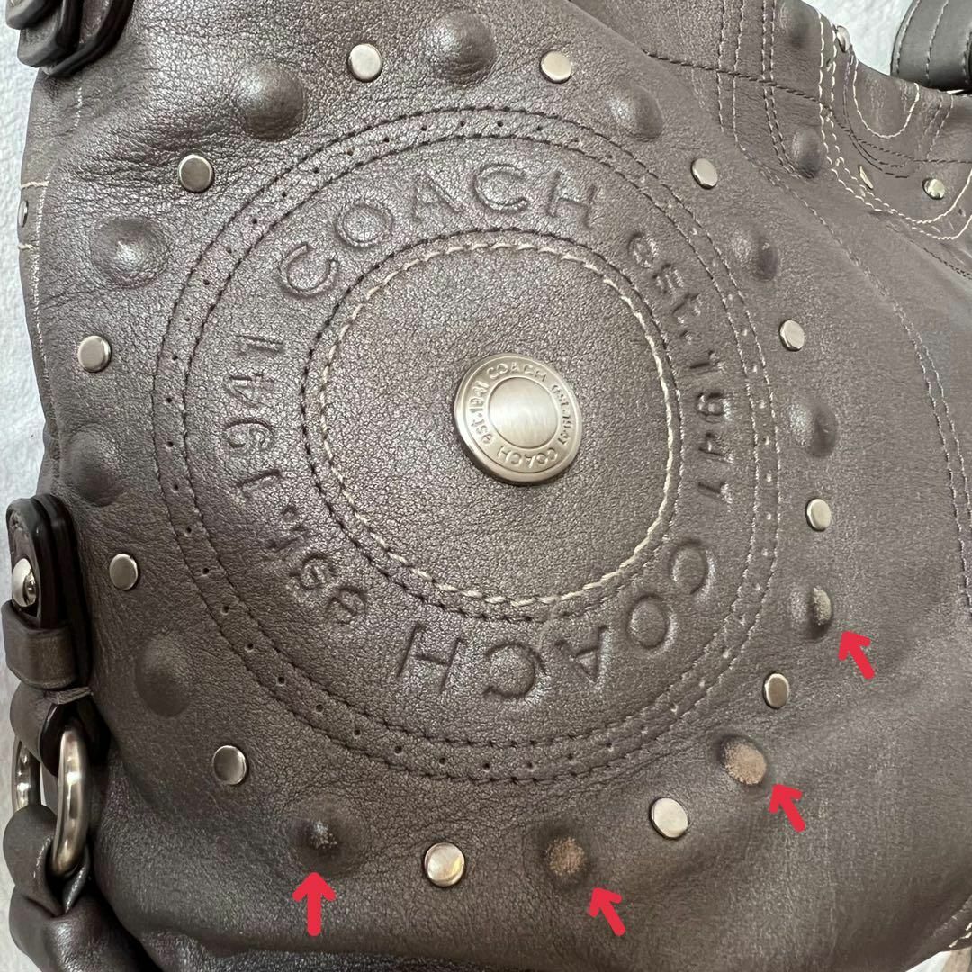 COACH(コーチ)のCOACHコーチショルダーバッグ メタリックグレー レザー スタッズ レディースのバッグ(ショルダーバッグ)の商品写真