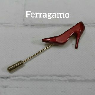 フェラガモ(Ferragamo)の【匿名配送】Ferragamo フェラガモ ブローチ ゴールド ヒール 赤(ブローチ/コサージュ)