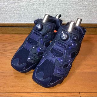 リーボック(Reebok)の24.5cm 美品 REEBOK PUMP FURY OG 宇宙柄 ネイビー 紺(スニーカー)