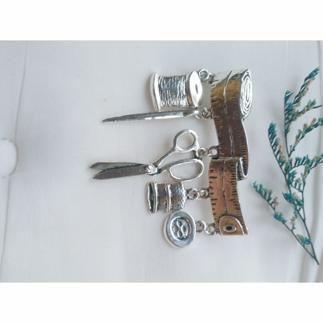 裁縫道具　ブローチ　ミシン　ピンブローチ　ゴールド　アンティーク風　ハンドメイド レディースのアクセサリー(ブローチ/コサージュ)の商品写真