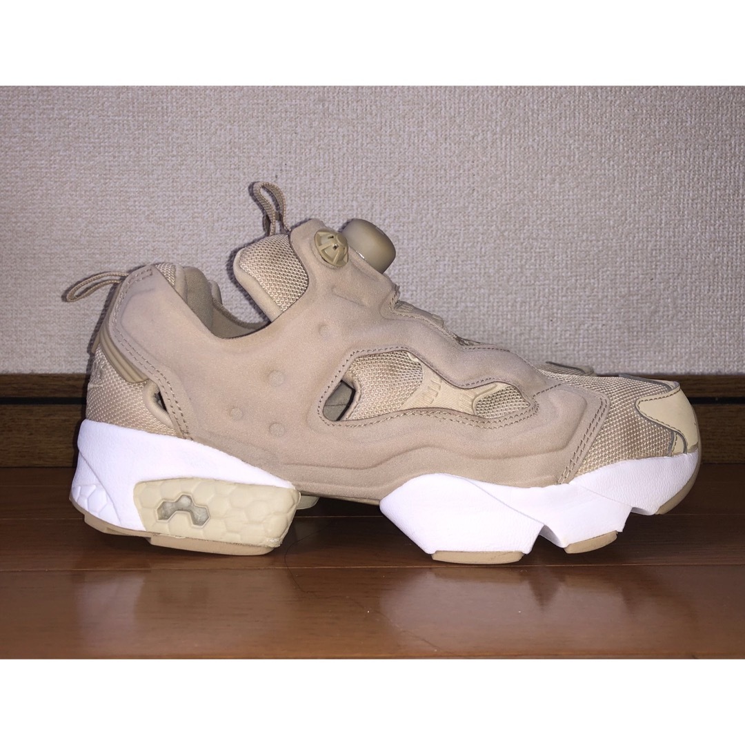 Reebok(リーボック)の25cm 良品 REEBOK INSTA PUMP FURY OG ベージュ 白 レディースの靴/シューズ(スニーカー)の商品写真