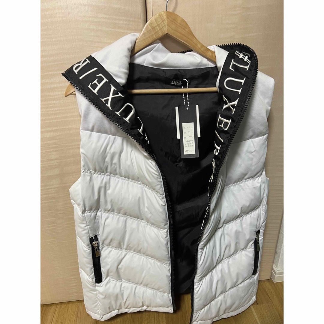 LUXE/R ラグジュ　ダウンベスト ホワイト　白　Lサイズ メンズのジャケット/アウター(ダウンベスト)の商品写真