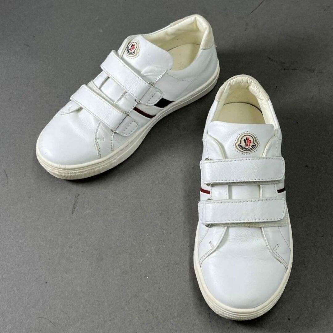 MONCLER(モンクレール)の5i21 MONCLER モンクレール ベルクロ ローカットスニーカー 33 ホワイト レザー キッズ 子供用 ベビー シューズ キッズ/ベビー/マタニティのキッズ靴/シューズ(15cm~)(スニーカー)の商品写真