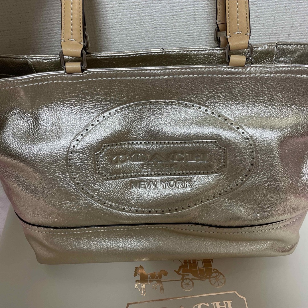 COACH(コーチ)のcoach コーチ トートバッグ ゴールド ハンプトンズ ウィークエンド 未使用 レディースのバッグ(トートバッグ)の商品写真